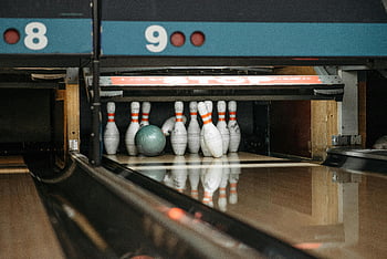 bowlingové kuželky, zelená bowlingová koule, bowlingová dráha, bílé kuželky, červené pruhy, Bowlingová hra, Bowlingové vybavení, Bowlingová akce, bowlingová scéna, Bowling Sport, bowlingová zábava