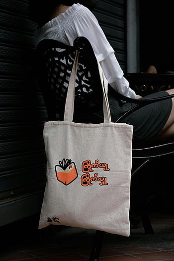 tote bag bianca, design del testo unico, Ambiente urbano, Atmosfera lunatica, borsa tote casual, sedia, stile urbano, Design tote bag, borsa bianca, Design unico, borsa tote urbana