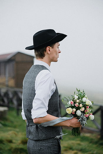 mire, buchetul miresei, mediu rural, ceremonie de casatorie, vesta gri, zi de nuntă cețoasă, outdoor nunta, Mirele elegant, nunta rurală, mire care așteaptă, flori de mireasa