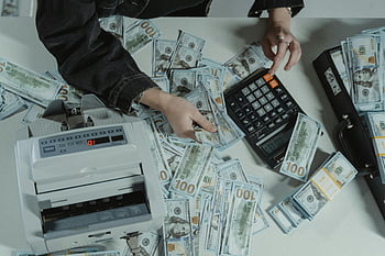 počítání peněz, 100 dolarové bankovky, pomocí kalkulačky, čítač peněz, Počítání rukou, stůl, finanční transakce, Manipulace s hotovostí, Správa peněz, Finanční nástroje, stroj počítání hotovosti