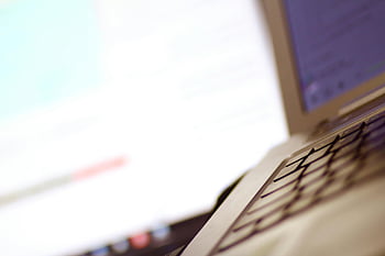 dupla képernyő, billentyűzet képek, laptop képernyő, számítógépes ablakok, műszaki beállítás, kettős monitorok, munkaterület beállítása, irodai technológia, számítógépes perifériák, műszaki környezet, termelékenységi eszközök