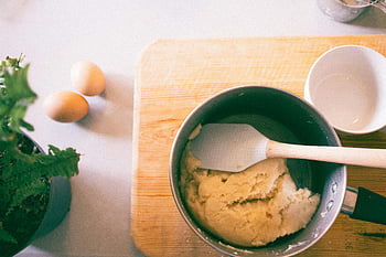 Kuchyňské nastavení, Těsto v hrnci, vejce, špachtle, dřevěná deska, vaření, příprava jídla, kuchyňské nářadí, ingredience na pečení, kuchyňské potřeby, kuchyňské scény