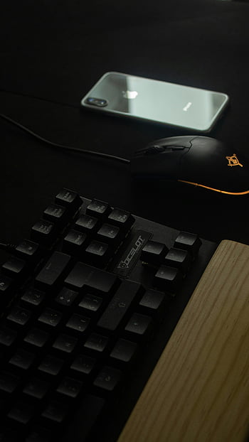 keyboard, mouse komputer, smartphone, pengaturan teknologi minimalis, lingkungan gelap, foto close-up, perangkat teknologi, pengaturan meja, keyboard hitam, tikus hitam, meja kayu