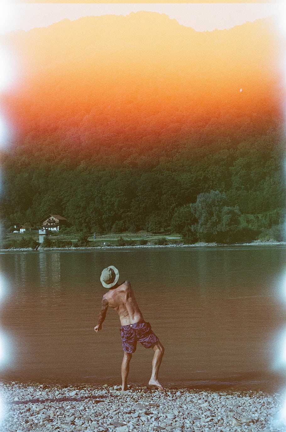 západ slunce, jezero, muž, čepice, fujicolor, canon ae 1, krajina, Příroda, voda, les, Dům