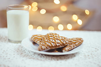 クリスマスミルク、 ハート型のクッキー、 居心地の良い冬、 ミルクガラス、 お祝いのおやつ、 休日のdul、 冬のデザート、 クリスマスの御馳走、 ハートクッキー、 牛乳とクッキー、 冬のライト