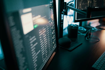 bekapcsoló lapos képernyő, számítógép monitor, kettős monitorok, karcsú munkaterület, halványan megvilágított szoba, termelékenységi beállítás, technikai rajongók, modern íróasztal, irodai környezet, digitális munkaterület, környezeti világítás