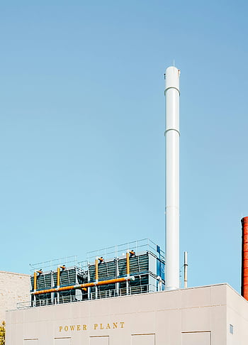 Komín z bílé elektrárny, moderní průmyslová elektrárna, komíny, jasné modré nebe, elektrárna, průmyslové architektury, energie, environmentální inženýrství, průmyslový design, emise kouře, Průmyslové komíny