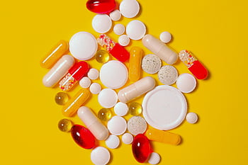léky tablety, Bílé kulaté pilulky, živé pilulky, Témata zdravotní péče, jasně žluté pozadí, nejrůznější tobolky, lékařské snímky, Farmaceutické výrobky, Barevné léky, Zdravotní doplňky, Odrůda drog