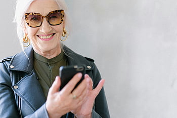 starší žena, trendy sluneční brýle, chytrý telefon, veselý, moderní styl, Elegantní senior, radost, móda, technologie, starší dospělý, stylový