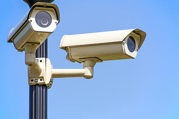 caméra de vidéosurveillance, des caméras de sécurité, caméras montées, poteau noir, ciel bleu clair, surveillance extérieure, surveillance vigilante, caméras montées sur la perche, caméras blanches, sécurité extérieure, fond de ciel bleu
