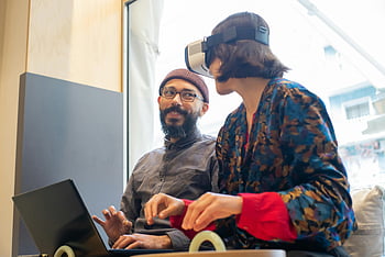 バーチャルリアリティ、 VRヘッドセット、 男性と女性、 屋内の相互作用、 テクノロジー主導のインタラクション、 バーチャルリアリティエクスペリエンス、 VRを楽しむ人々、 屋内設定、 バーチャルリアリティテクノロジー、 ヘッドセット、 ノートパソコン