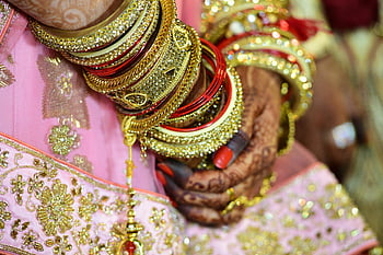 Indiase bruiloft, handen van de bruid, ingewikkelde henna, Traditionele sieraden, goudkleurige armband, mehndi, detailopname, Rode armbanden, gouden armbanden, roze sari, bruidsaccessoires