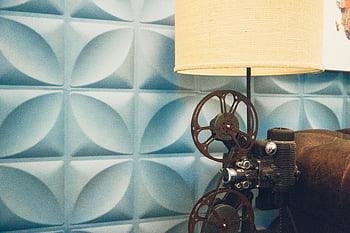 béžová lampa, Hnědá naviják, stolní lampa, vinobraní lampa, filmová navijáková lampa, retro lampa, dekorativní lampa, Unikátní lampa, béžový stín, hnědá základna, modré zdi