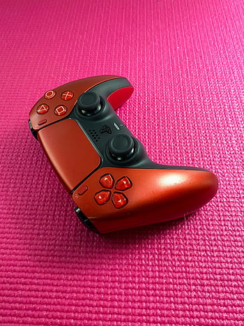 Red Game Controller, rosa Oberfläche, Nahansicht, strukturierten Hintergrund, Gaming -Zubehör, Roter Controller, rosa Matte, Videospiel-Controller, Gaming -Ausrüstung, roter und schwarzer Controller, Nahaufnahmen