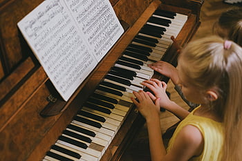 ragazza, suonando il pianoforte, capelli biondi, spartiti musicali, in casa, tasti del piano, Lezione di musica, musicista bambino, musica classica, Pratica del piano, attività al coperto