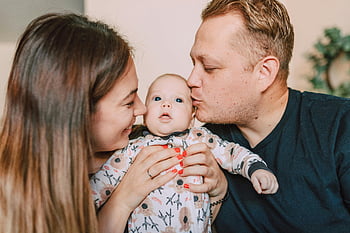 matka dítě, muž líbání dítě, milující rodiče, novorozenec, Indoor Family Photo, Rodina objetí, rodiče s novorozencem, dítě fotografie, Rodinný okamžik, Vnitřní rodinná scéna, Rodiče líbání dítě