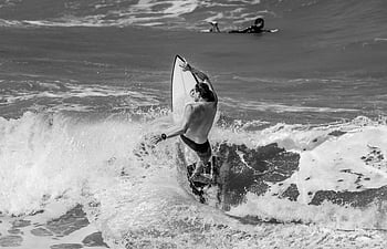 Graustufenfoto, Mann Reiten Surfbrett, Wellen, Schwarz und weiß, Surfer, Reitwelle, Mataraca, Brasilien, Ozean, Surfen, Action-Schuss