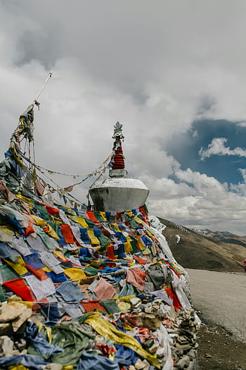 Tibetansk Stupa, Farverige bønens flag, bjerg, overskyet himmel, traditionelle flag, tempeltårn, bønflagge, stupa, bjerglandskab, overskyet vejr, farverige flag
