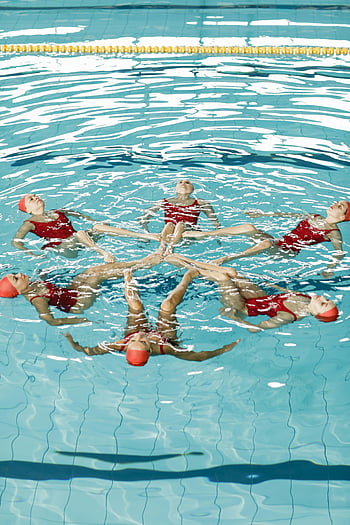 nuoto sincronizzato, allenamento di squadra, piscina, sport, lavoro di squadra, nuotatori, acqua, prestazione, atleti, costumi da bagno rossi, formazione
