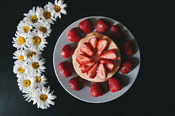 ягодов сладкиш, изглед отгоре, Вкусна палачинка, пресни ягоди, заобиколени маргаритки, ягодов десерт, украса за торта, цветна аранжировка, сладко лечение, фотографска храна, Десертна презентация