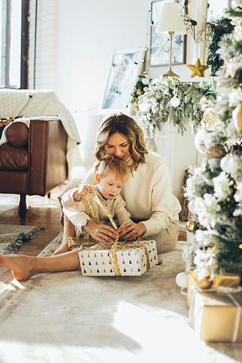 Yılbaşı hediyesi, anne ve Çocuk, Hediye Açma, süslü ağaç, sıcak an, aile tatili, şenlikli sahne, Noel sabahı, tatil geleneği, rahat ayar, Noel hediyeleri