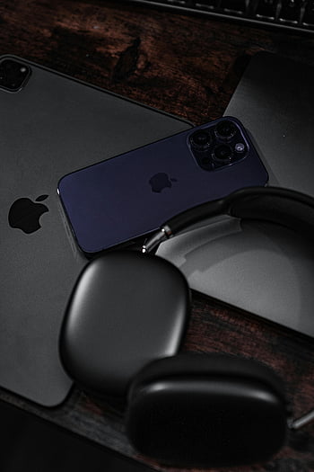 apple iphone, macbook, ακουστικά, μοντέρνα τεχνολογία, smartphone, ΦΟΡΗΤΟΣ ΥΠΟΛΟΓΙΣΤΗΣ, λήψης υψηλής γωνίας, βασικά τεχνολογικά, μαύρες συσκευές, σκούρο φόντο, τεχνολογικά gadgets