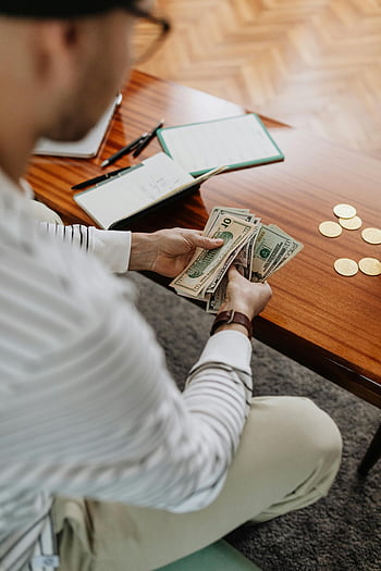 počítání peněz, Americké dolarové bankovky, individuální počítání, mince, časopis, stůl, Finanční řízení, Správa peněz, osoba, která drží fanoušek, hotovost, finanční plánování