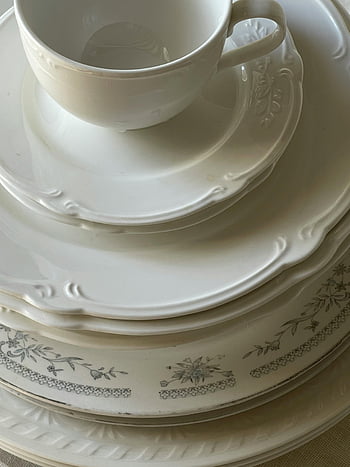 Porcelánové nádobí, bílý porcelán, elegantní nádobí, složitý design, naskládaných desek, šálek čaje, podšálek, jemný porcelán, dekorativní desky, nastavení tabulky, detailní fotografie