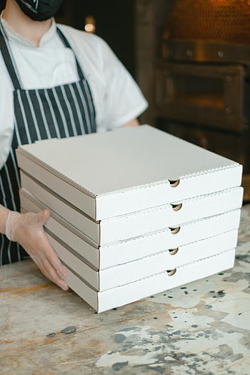pizza szállítási munkás, Halmozott dobozok, étterem konyha, Készen áll a szállításra, fehér dobozok, ételszállítás, konyhai munkás, házhozszállítás, pizza dobozok, étteremszemélyzet, étel előkészítés