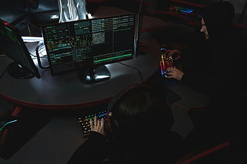 kybernetická bezpečnost, lidé používající počítače, temná místnost, Práce na počítačích, skupina lidí, počítačové monitory, Odborníci na kybernetickou bezpečnost, klávesnice, nastavení počítače, technologie, analýza dat