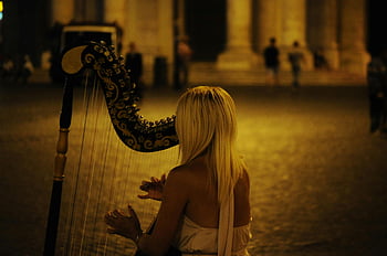 žena hrající harfu, Nighttime Street představení, hudební umění, pouliční muzikant, harfenista, Noční představení, Venkovní hudba, živá hudba, městský výkon, blondýnka, harfa