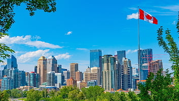 den Kanady, calgary, alberta, Kanada, v centru města, mrakodrap, architektura, vlajka kanady