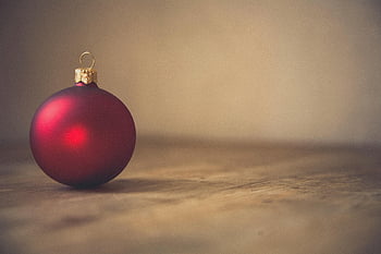 czerwona cacko, brązowy piasek, świąteczna ozdoba, złota czapka, Rustykalna drewniana powierzchnia, Świąteczna elegancja, pojedynczy ornament, czerwona piłka Boże Narodzenie, świąteczna dekoracja, Proste wakacje, drewniany stół