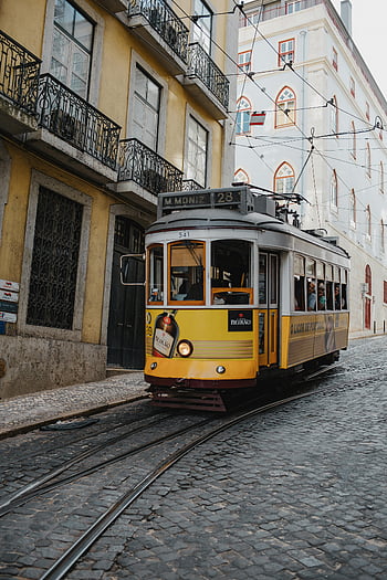 žlutá tramvaj, Lisabon, dlážděné ulice, Klasická tramvaj, Portugalsko, úzké ulice, tramvaj 28, M. Moniz, historické tramvaje, Evropské město, městskou dopravu