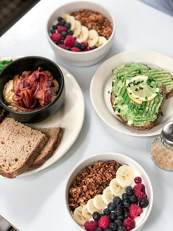 rozmanité ovoce, ovocné misky, avokádový toast, snídaně, granola, maliny, borůvky, banány, slanina, chléb, vysoký úhel pohledu