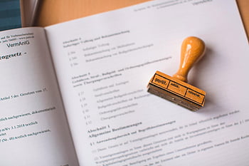 dřevěné razítko, otevřená kniha, právní dokument, detail, ověření, razítko dokumentu, dřevěná rukojeť, textový dokument, proces ražení, kancelářské nástroje, právní ověření
