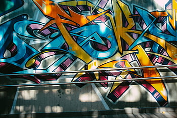 Graffiti, bunte Graffiti, Stadtmauer, Metallgeländer, Sonnenlicht, städtische Kreativität, Straßenkunst, städtische Kunst, Wandkunst, Kunst im Freien, öffentliche Kunst