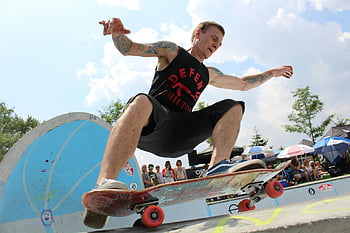 muž skateboardingu, akční kousek, Venkovní skatepark, slunečný den, skateboardista, skateboardový trik, Akce skateboardingu, Fotografie skateboardingu, Skateboardingová scéna, skateboardová akce, skateboardingová aktivita