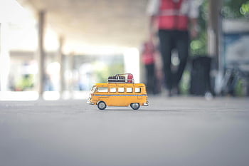 Miniatura žlutého vozidla, Miniature Campervan, městském prostředí, cestovní sny, zavazadla, autíčko, Žlutá Campervan, Miniaturní vozidlo, Cestovní miniatura, městské cestování, Hračka Campervan