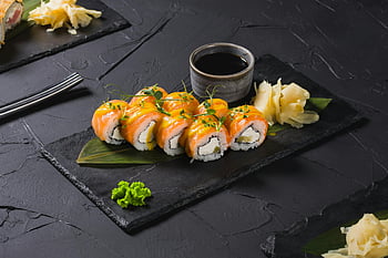 Sushi, Lachssushi, Sojasauce, Wasabi, eingelegter Ingwer, Steinplatte, köstliches Sushi, Sushi Rolle, japanisches Essen, Meeresfrüchte, Vorspeise
