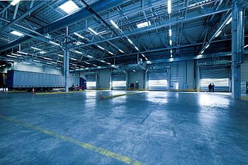 Interiér skladu, Docked Truck, logistiky, Skladování, velký sklad, lehce otevřené dveře, nízký úhel pohledu, průmyslového prostoru, Struktura skladu, Logistika skladu, skladový vůz