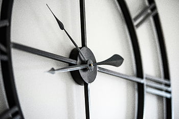 orologio moderno, muro bianco, metallo nero, orologio da parete, numeri romani, Orologio elegante, avvicinamento, design contemporaneo, Orologio minimalista, arredamento interno, orologio