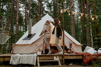 pár tanec, Bílý stan, glamping, romantický večer, nastavení lesa, klidný, venkovní, kempování, Příroda, večerní světla, útulný