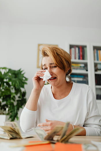 vrouw huilt, Financiële problemen, geld, binnenshuis, Emotionele nood, financiële stress, Huilende vrouw, Geldproblemen, binnenomgeving, financiële moeilijkheden, Emotionele tranen