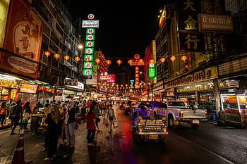 Bangkok Chinatown, night street, neon lights, bustling street life, people walking, night time, illuminated streets, lively atmosphere, street vendors, tuk tuk, lanterns