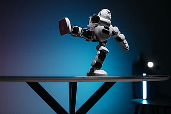 白いロボット、 脚を上げた、 モダンロボットのおもちゃ、 動的にバランスをとる、 片足、 青い勾配の背景、 動的なポーズ、 未来的なデザイン、 ロボットフィギュア、 玩具ロボット、 青い照明