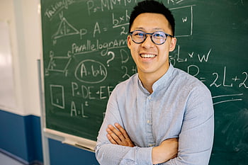 profesor, tabla de scris, matematica, profesor zâmbitor, ochelari, profesor încrezător, sală de clasă, educaţie, Ecuații de matematică, învățătură