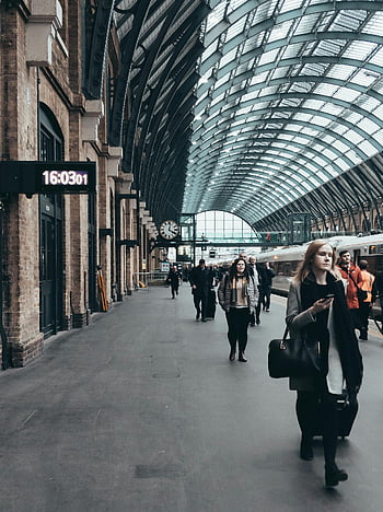 stazione di King's Cross, piattaforma ferroviaria, gente che cammina, tetto architettonico, Vita in città frenetica, stazione ferroviaria, architettura moderna, pendolari urbani, Trasporto di Londra, centro di viaggio, tetto della stazione ferroviaria