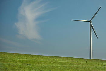 větrná turbína, travnaté kopce, jasné modré nebe, obnovitelná energie, bílá větrná turbína, šetrné k životnímu prostředí, udržitelná energie, zelené pole, energie, síla větru, ochrany životního prostředí