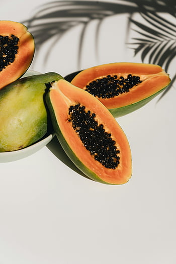 Friss érett papaya, fehér asztal, érett papaya szeletek, fehér háttér, pálcabát -árnyék, trópusi frissesség, papaya gyümölcs, trópusi gyümölcs, egészséges étel, gyümölcsfotózás, papaya mag